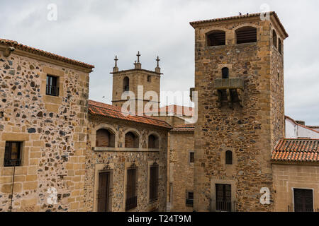 Vista delle torri e palazzi di pietra della città vecchia e da Plaza de San Jorge in Caceres. Foto Stock