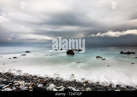 Una lunga esposizione seascape con filtri ND all'alba sulla costa occidentale a Playa San Juan, Tenerife, Isole Canarie, Spagna Foto Stock