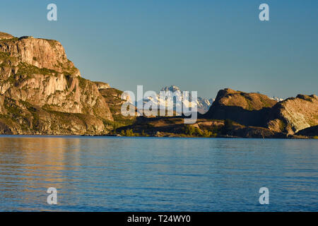 Vista del Cerro Castillo oltre il Lago General Carrera, Cile Chico, Aysen, Patagonia, Cile Foto Stock