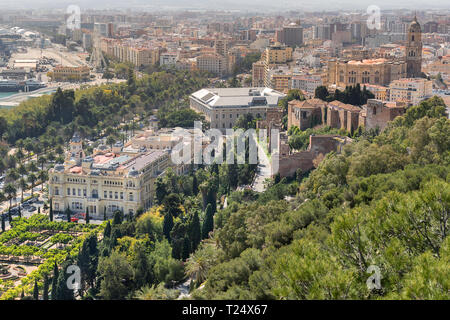 Guardando attraverso il Jardins de Pedro Luis Alonso e municipio a Malaga Spagna Foto Stock