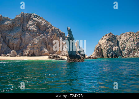 Neptunes dito è formazione di roccia che è facile da individuare lungo le scogliere al di fuori della marina in Cabo San Lucas, Messico Foto Stock