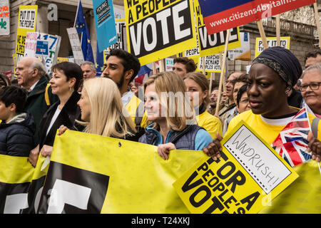 London, Regno Unito - 23 Marzo 2019 - centinaia di migliaia di persone provenienti da tutta la Gran Bretagna unisciti a marzo e rally per il supporto di "dare alla gente un ultima parola Foto Stock