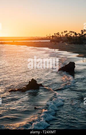 Vista al tramonto su una spiaggia dal punto di ispirazione, in Corona del Mar, Newport Beach in California Foto Stock
