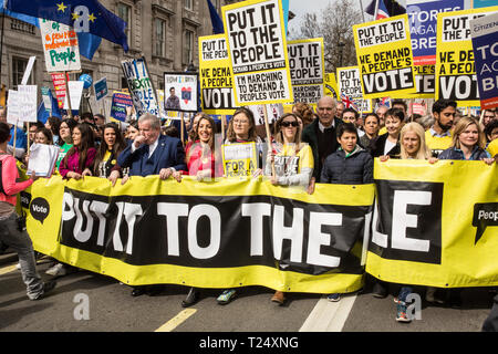 London, Regno Unito - 23 Marzo 2019 - centinaia di migliaia di persone provenienti da tutta la Gran Bretagna unisciti a marzo e rally per il supporto di "dare alla gente un ultima parola Foto Stock