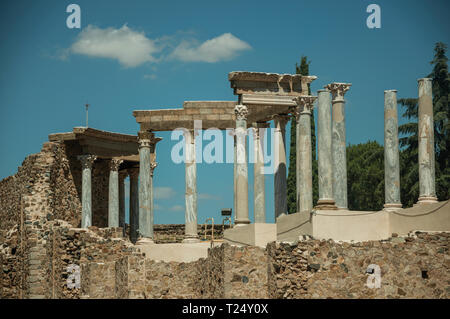 Corinthian-style di colonne di marmo e architrave sul Teatro Romano di Merida. La città conserva molti edifici della Roma antica in Spagna. Foto Stock