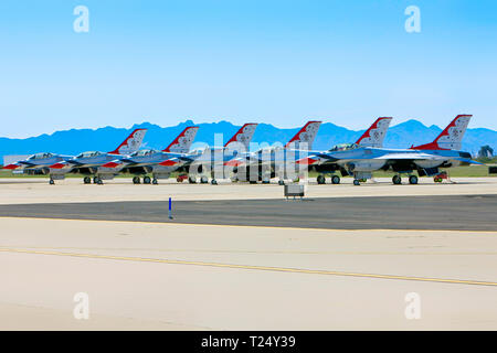 F-16 di aerei da combattimento del USAF Thunderbird visualizzare team a Davis-Monthan airshow AFB in Tucson AZ Foto Stock