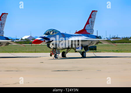 F-16 di aerei da combattimento del USAF Thunderbird visualizzare team a Davis-Monthan airshow AFB in Tucson AZ Foto Stock