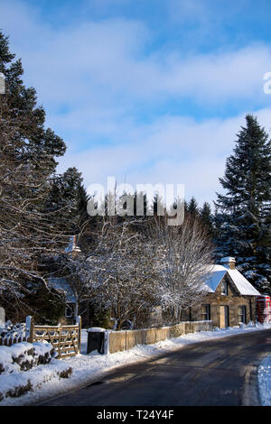 Cottage scozzese tradizionale in un giorno d'inverno, Scozia, Regno Unito Foto Stock