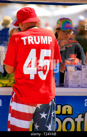 Uomo vestito dalla testa ai piedi che mostra il suo sostegno al Presidente Trump acquista un smoothie all'Airshow di Tucson AZ Foto Stock