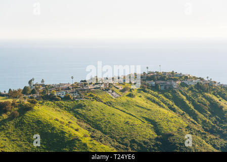 Vista delle case, verdi colline, e l'Oceano Pacifico dall'alto del mondo, nella Laguna Beach in California Foto Stock