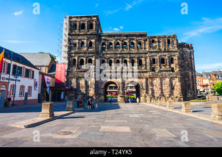 TRIER, Germania - 28 giugno 2018: Porta Nigra o cancello nero è una grande città romana cancello in Trier, Germania Foto Stock