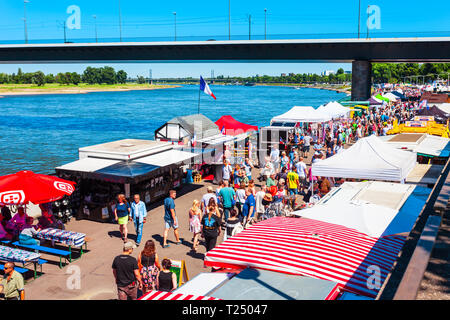 DUSSELDORF, Germania - Luglio 01, 2018: Weekend mercato alimentare nella città di Dusseldorf in Germania Foto Stock