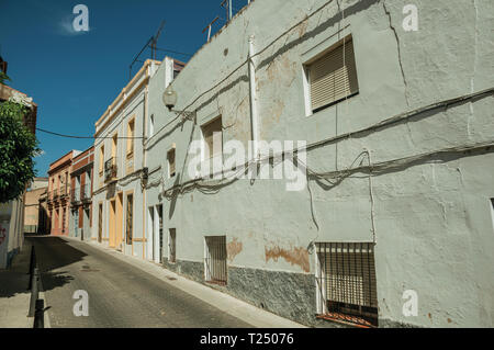 Facciata di edifici con finestre su strada tranquilla in una giornata di sole a Merida. La città conserva molti edifici della Roma antica in Spagna. Foto Stock