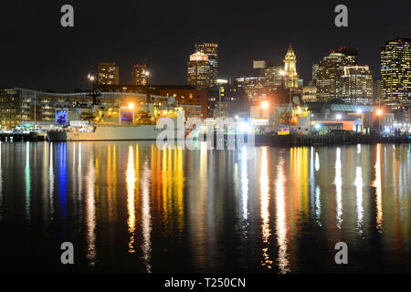 La città di Boston grattacieli, Custom House e USCGC Spencer (WMEC-905) di notte da East Boston a Boston, Massachusetts, USA. Foto Stock