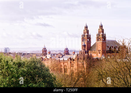 Glasgow, Regno Unito - 23 Marzo 2019: il Kelvingrove Art Gallery and Museum dalla collina universitaria nella luce del mattino Foto Stock