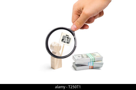 Lente di ingrandimento è guardando l'uomo figurine con un poster agita nei pressi di un mucchio di denaro. trovare un migliore lavoro retribuito. Difficoltà finanziarie. Prestito t Foto Stock