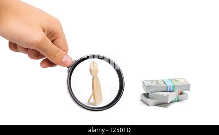Lente di ingrandimento è alla ricerca di un fake figurina umana e un mucchio di soldi. Shader, accesso non autorizzato e ritiri. Il ladro ruba i fondi. Il prigioniero Foto Stock