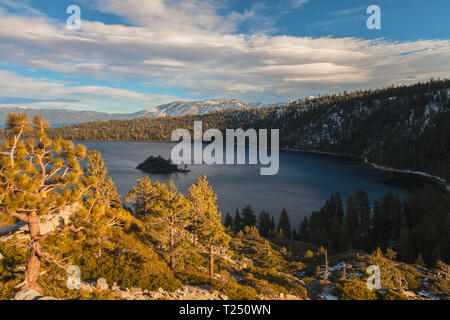 Vista del lago di Tahoe Emerald Bay in sera, California, Stati Uniti, all'inizio dell'inverno. Foto Stock