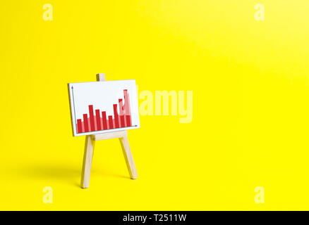 Rack con informazioni grafico su uno sfondo giallo. Business planning e analisi delle entrate. Indicatori di progetti di business, il livello di redditività di un Foto Stock