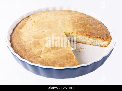 Gustosa torta fatta in casa su sfondo bianco Foto Stock