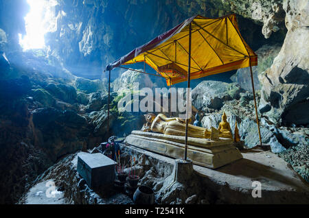 Tham Poukham grotta è un santuario buddista e il tempio in una grotta naturale vicino alla Laguna Blu, Vientiane, Laos Foto Stock