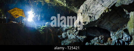 Tham Poukham grotta è un santuario buddista e il tempio in una grotta naturale vicino alla Laguna Blu, Vientiane, Laos Foto Stock