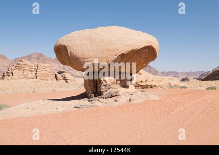 A forma di fungo rock formazione nel Wadi Rum desert, un popolare safari e trekking destinazione turistica in Giordania, Medio Oriente. Foto Stock