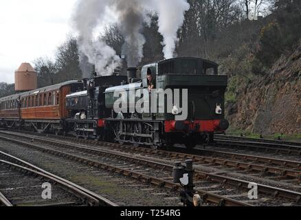 Due GWR bauletto serbatoio numeri di locomotive 7714 & 6430 lasciare Bewdley stazione sul Severn Valley Heritage Railway al Gala di primavera 2019 Foto Stock