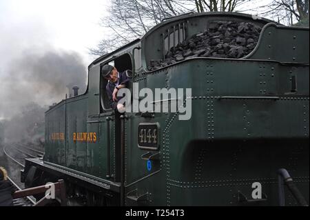 Great Western Railway locomotiva a vapore 4144 conducente di guardare al di fuori della cabina a Bridgnorth Stazione della Severn Valley Railway Shropshire Gala di primavera 2019 Foto Stock