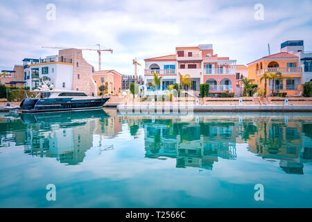 Bellissima vista di Marina, città di Limassol a Cipro. Moderno e di lusso nella vita di recente sviluppato porta con yachts, ristoranti, negozi e dal lungomare. Foto Stock