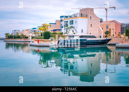 Bellissima vista di Marina, città di Limassol a Cipro. Moderno e di lusso nella vita di recente sviluppato porta con yachts, ristoranti, negozi e dal lungomare. Foto Stock