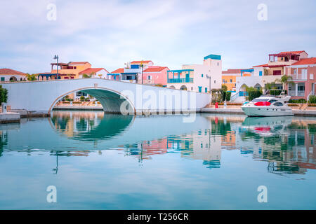 Bellissima vista di Marina, città di Limassol a Cipro. Moderno e di lusso nella vita di recente sviluppato porta con yachts, ristoranti, negozi e dal lungomare. Foto Stock