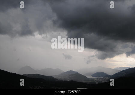 Una meravigliosa vista sulla regione di Lugano (Val Capriasca) durante una tempesta nella tarda estate, Ticino, Svizzera Foto Stock