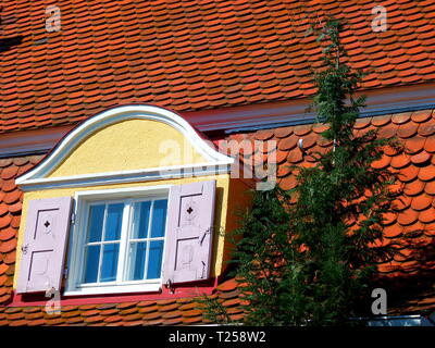 Tetto di tegole rosse e con tetto giallo dormer Foto Stock