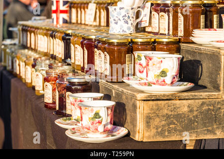 Follonica, Italia - 23 Marzo 2019: mercato stallo a 'Squares d'Europa" fiera in un assolato pomeriggio di primavera Foto Stock