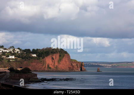 Foro di testa, pievano e addetto di rocce e case in Holcombe, Teignmouth, Devon, Regno Unito, su un indeciso di inverno di pomeriggio Foto Stock