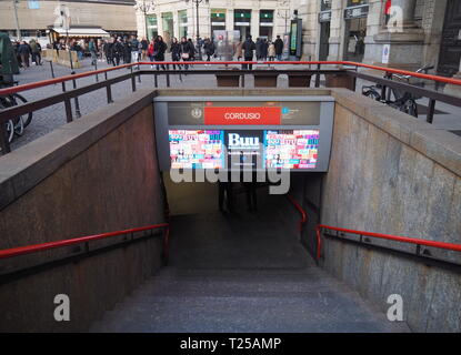 Milano, Italia - 26 Gennaio 2019: ingresso a Cordusio la stazione della metropolitana di Milano. Cordusio è una stazione della Linea 3 della Metropolitana di Milano,linea rossa. Foto Stock