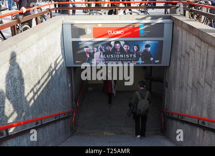 Milano, Italia - 26 Gennaio 2019: ingresso al Duomo la stazione della metropolitana di Milano. Cordusio è una stazione della Linea 3 della Metropolitana di Milano,linea rossa. Foto Stock