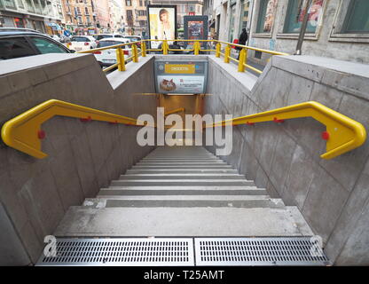 Milano, Italia - 26 Gennaio 2019: ingresso a Crocetta la stazione della metropolitana di Milano. Crocetta è una stazione della Linea 3 della Metropolitana di Milano, linea gialla. Foto Stock