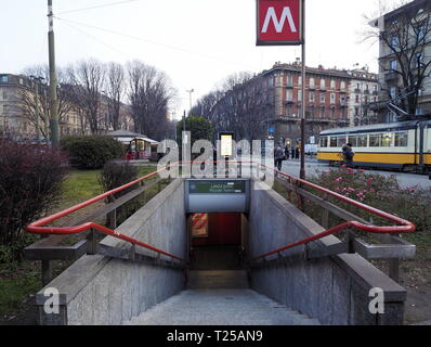 MILANO, Italia. 29 Gennaio 2019: ingresso a Lanza la stazione della metropolitana di Milano. Lanza è una stazione della linea 2 della metropolitana di Milano, linea verde. Foto Stock