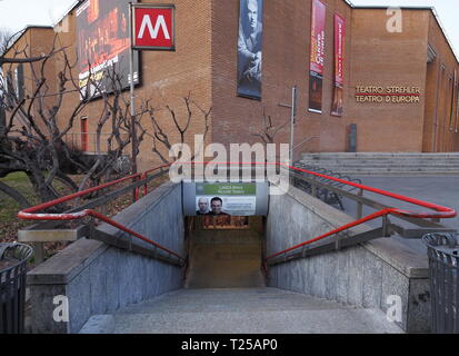 MILANO, Italia. 29 Gennaio 2019: ingresso a Lanza la stazione della metropolitana di Milano. Lanza è una stazione della linea 2 della metropolitana di Milano, linea verde. Foto Stock