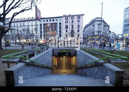 MILANO, Italia. 29 Gennaio 2019: Ingresso alla metropolitana di Moscova a Milano. Moscova è una stazione della linea 2 della metropolitana di Milano, linea verde. Foto Stock