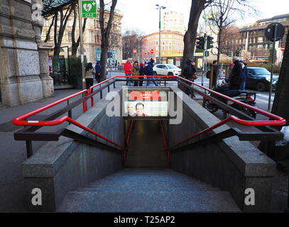 MILANO, Italia. 29 Gennaio 2019: ingresso a Cairoli la stazione della metropolitana di Milano. Cairoli è una stazione della linea 1 della metropolitana di Milano, linea rossa. Foto Stock