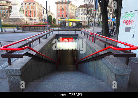 MILANO, Italia. 29 Gennaio 2019: ingresso a Cairoli la stazione della metropolitana di Milano. Cairoli è una stazione della linea 1 della metropolitana di Milano, linea rossa. Foto Stock