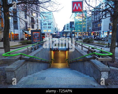 MILANO, Italia. 29 Gennaio 2019: Ingresso alla metropolitana di Moscova a Milano. Moscova è una stazione della linea 2 della metropolitana di Milano, linea verde. Foto Stock