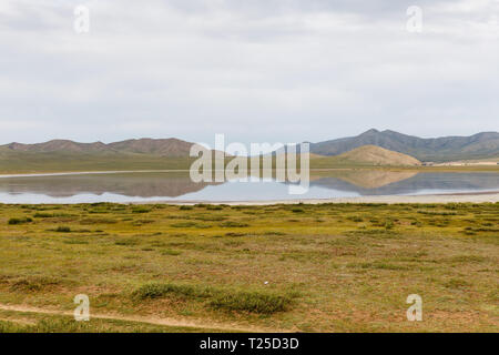 Terkhiin Tsagaan lago conosciuto anche come Lago Bianco è un lago del Khangai Montagne in Mongolia centrale Foto Stock