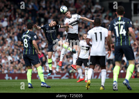 Manchester City's Bernardo Silva (centro sinistra) e Fulham's Tom Cairney durante il match di Premier League a Craven Cottage, Londra. Foto Stock