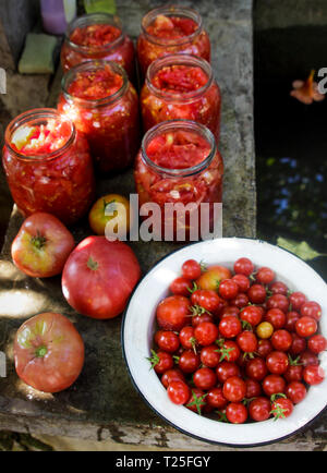 Conservare i pomodori in vasetti per l'inverno, Bulgaria Foto Stock