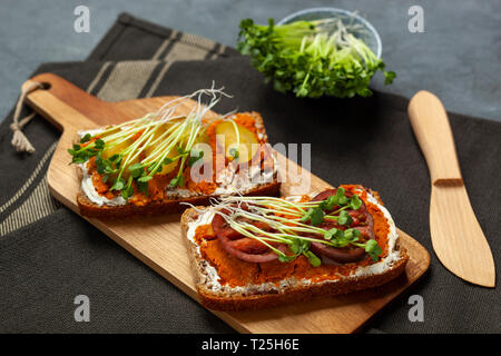 Panini con germogli di rafano e di lenticchie rosse pate Foto Stock