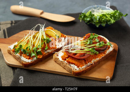 Panini con germogli di rafano e di lenticchie rosse pate Foto Stock